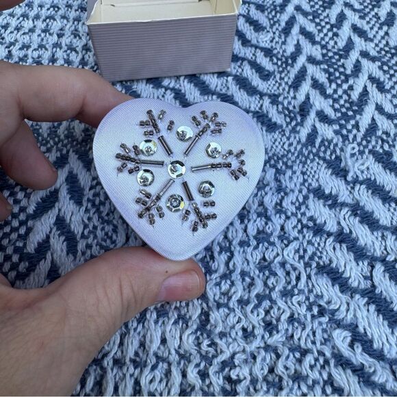 Vintage Avon Snow Petals earrings - Picture 2 of 4